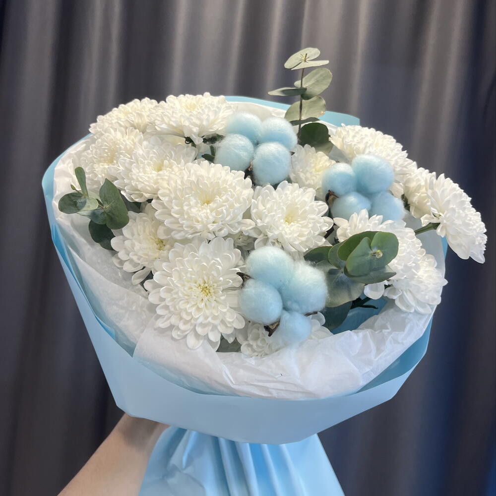 3 хризантемы с эвкалиптом и голубым хлопком💙