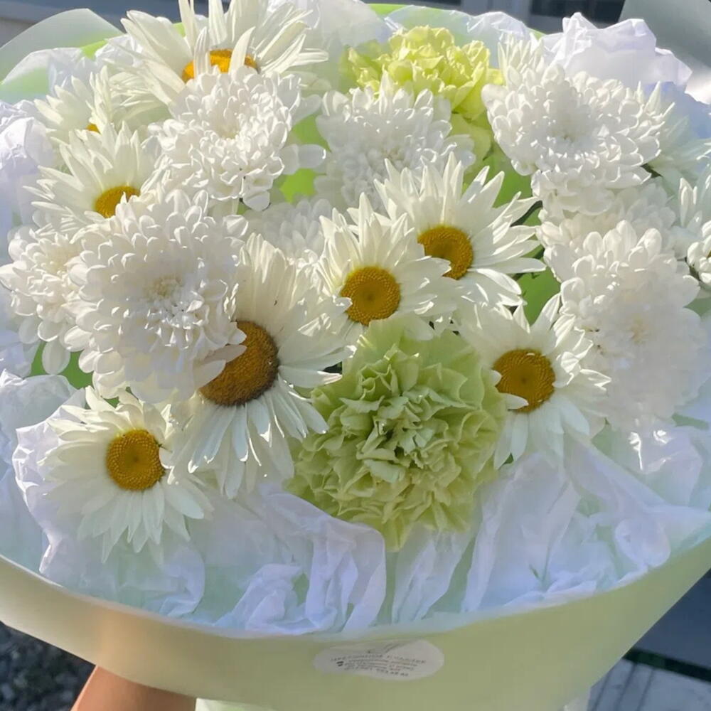 Букет с ромашками  и диантусами