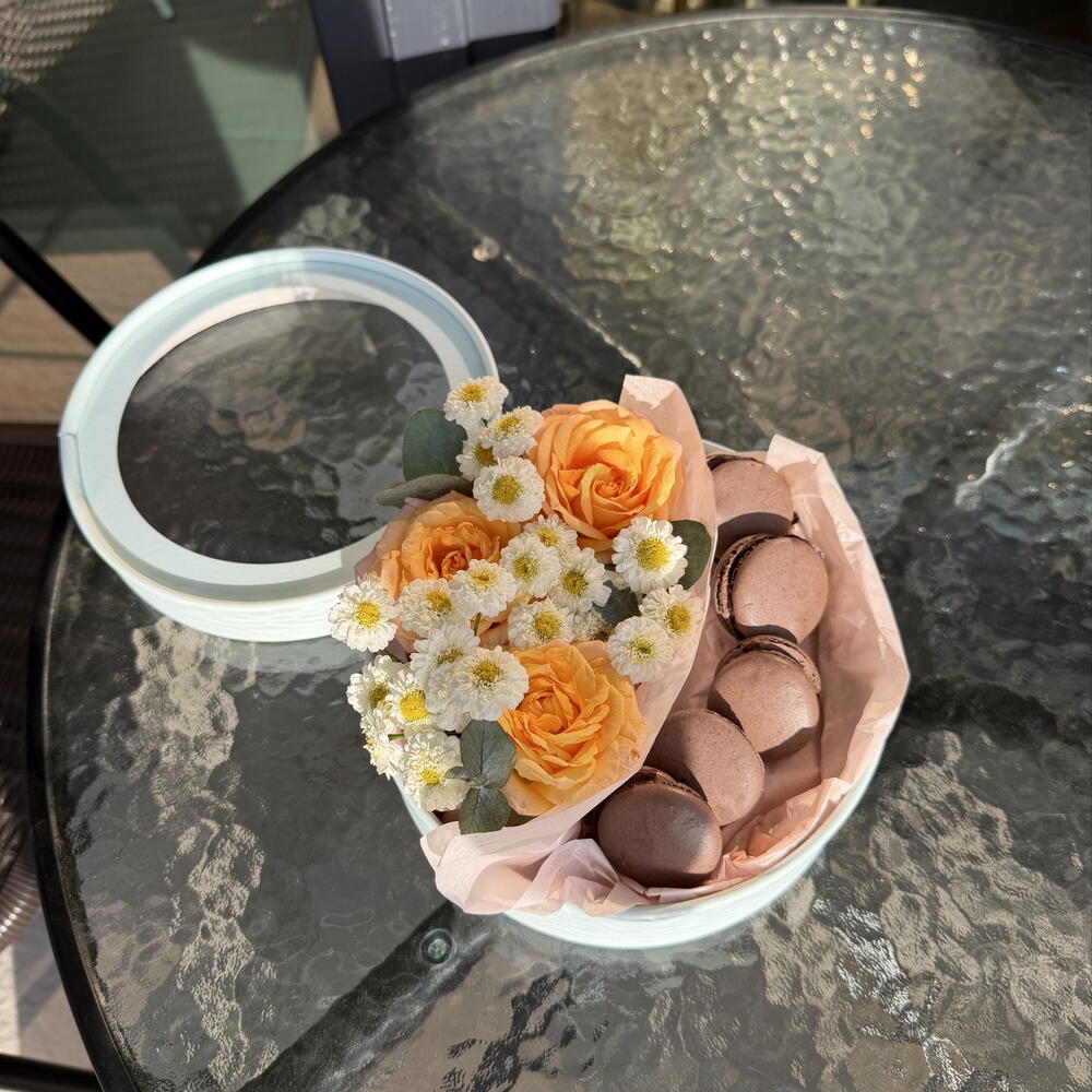 Коробочка с пионовидной розой и макаронс шоколад