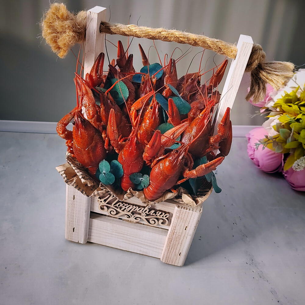 Ящик с вареными раками