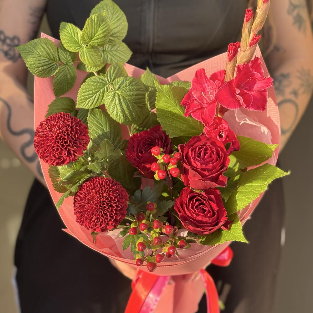 Букет на 1 сентября из красных роз с гладиолусом и хризантемами 🌹