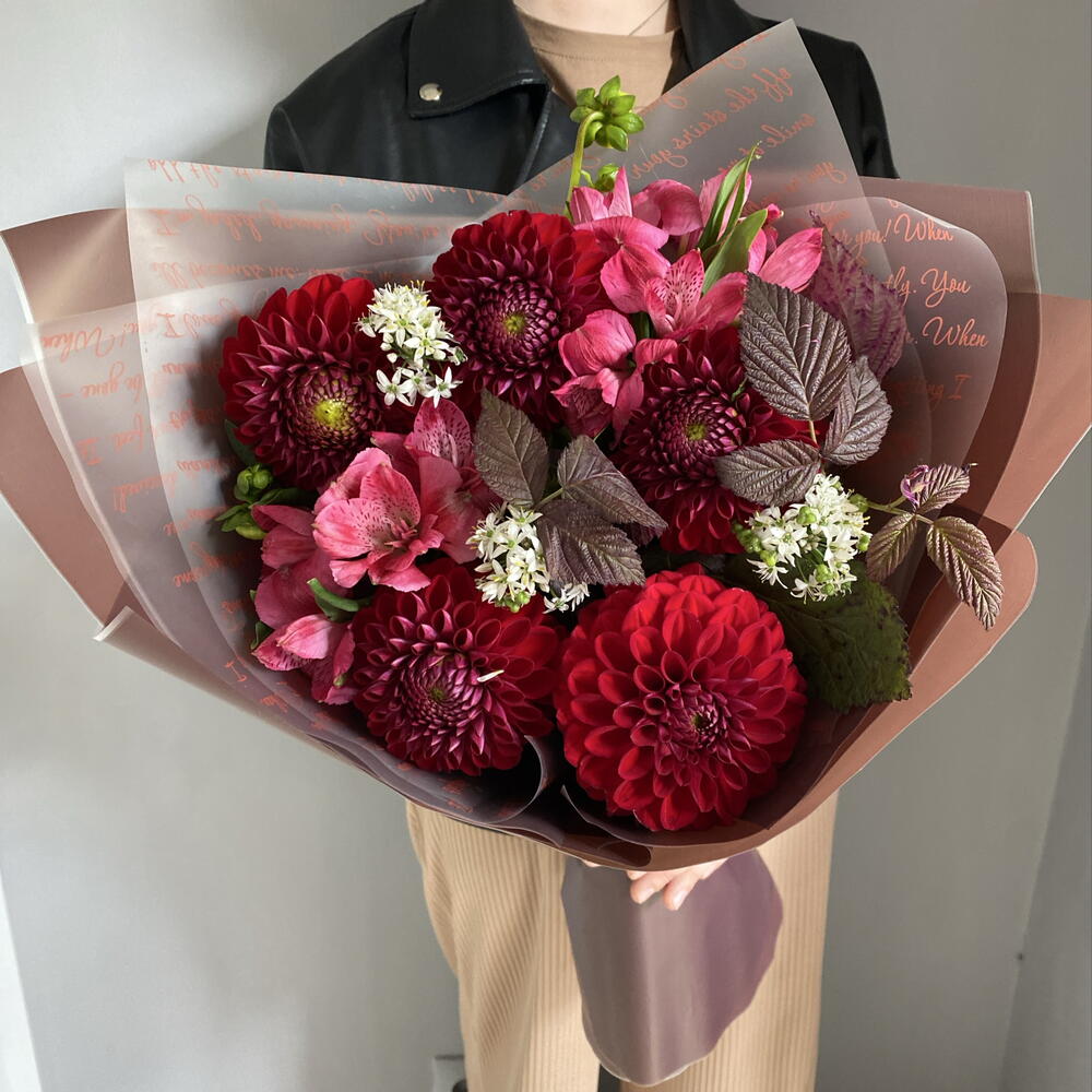 Ягодный букет с георгинами,альстромерией,аллиумом🌺
