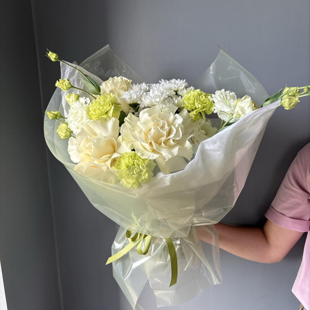 Букет с розами и диантусами «нежный лайм»