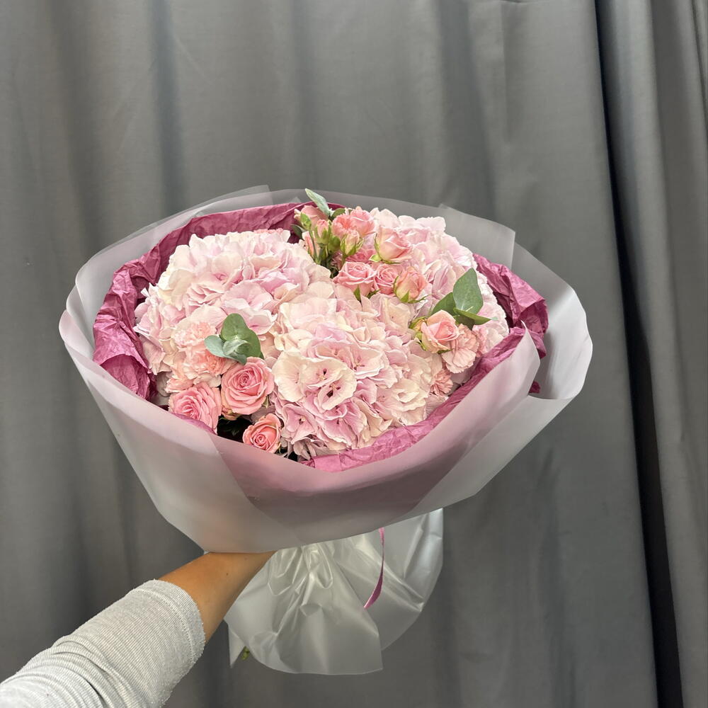 Шикарный букет из розовых гортензий, кустовых роз и диантусов