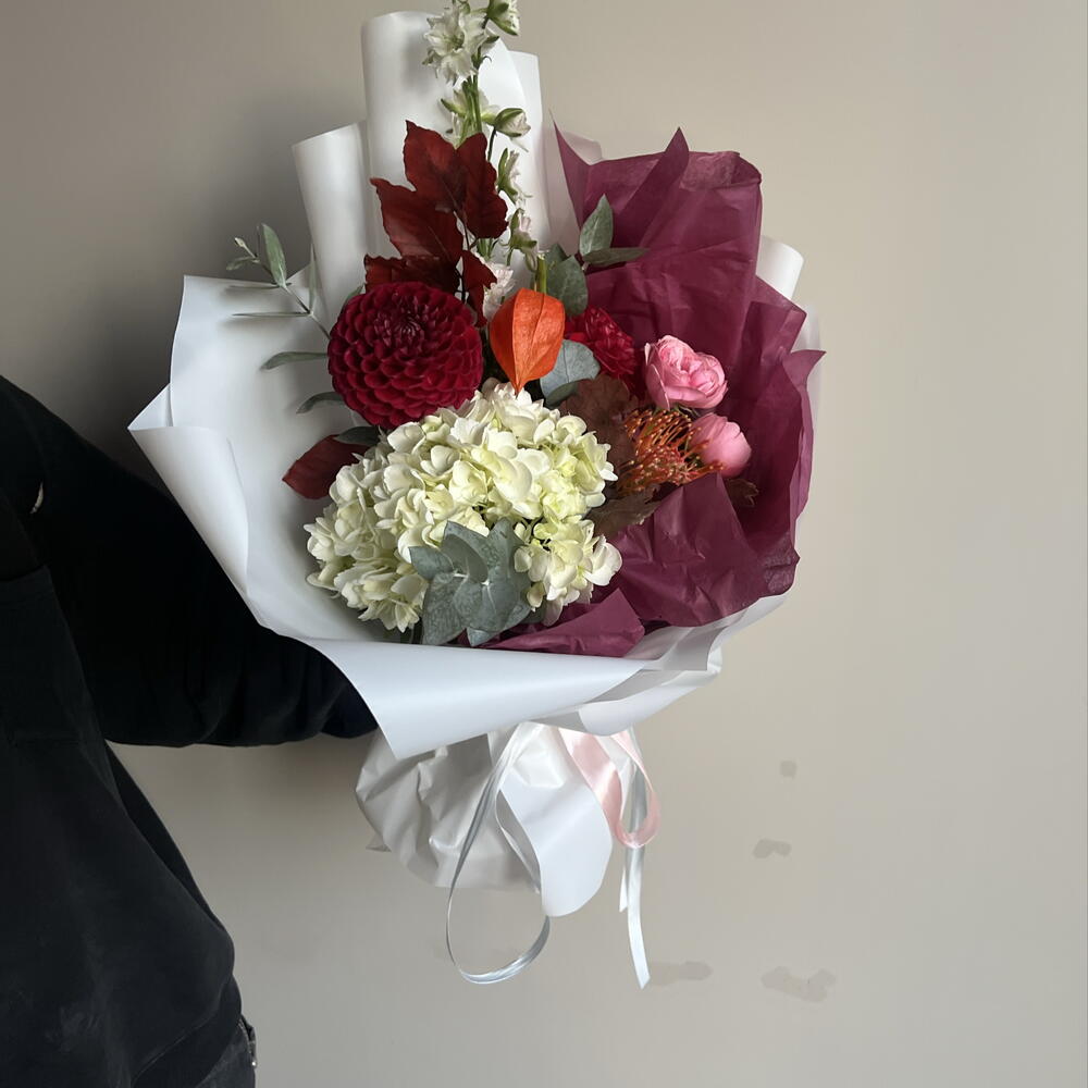 Букет осенний с георгинами, нутаном, дельфиниумом, кустовой пионовидной розой и физалисом