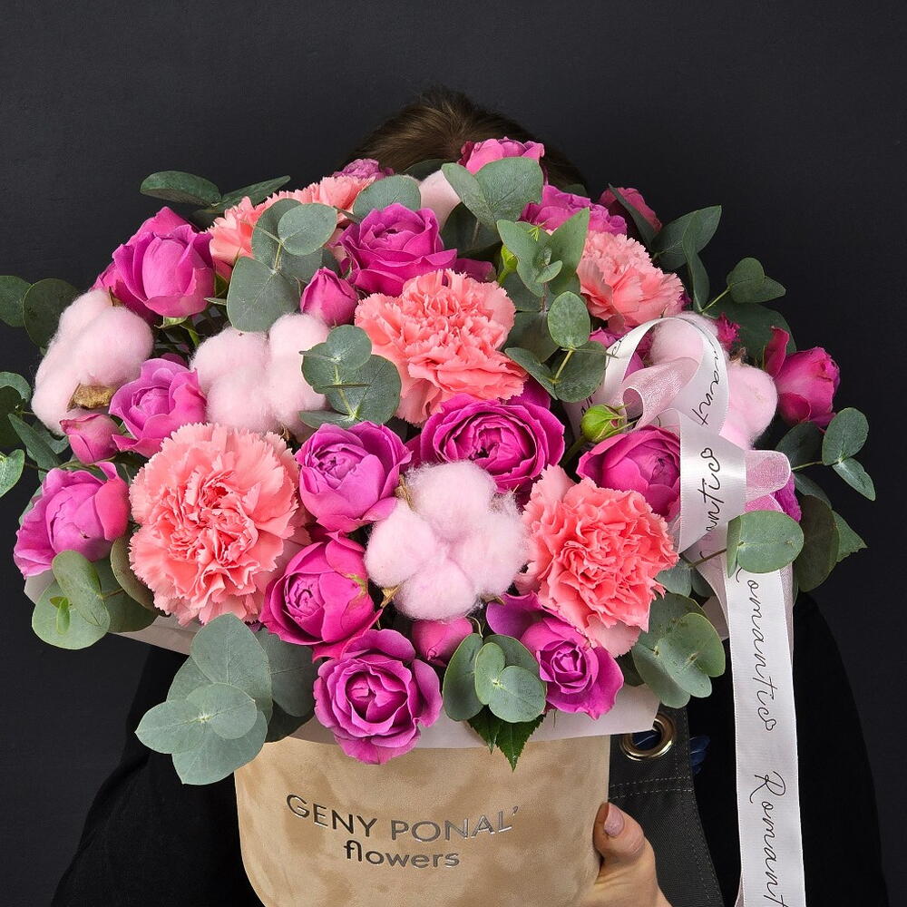 Композиция "Jisel 🌸" с кустовыми пионовидными розами в бархатной коробке