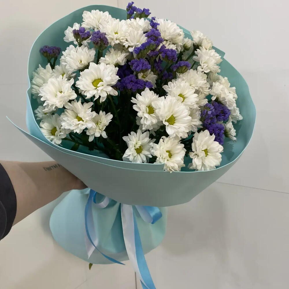 Хризантемы ромашки и статица💜