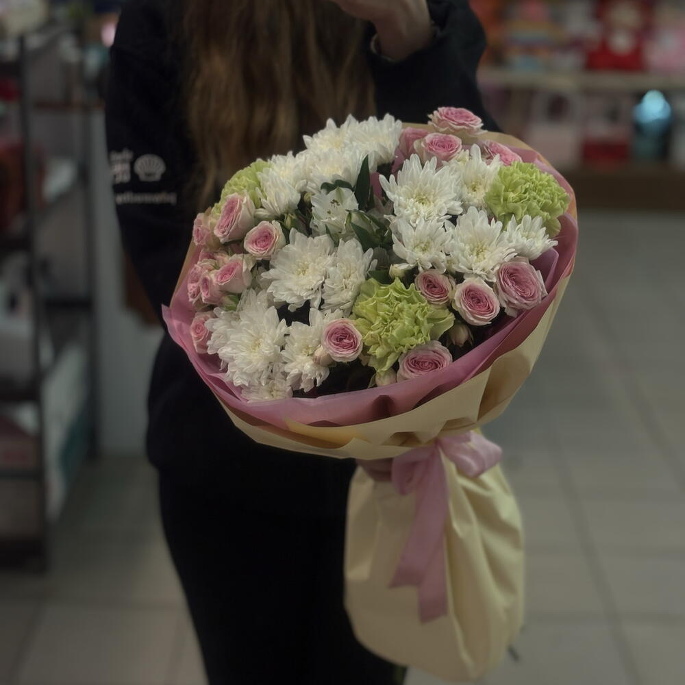 Сборный букет из кустовых роз и хризантем