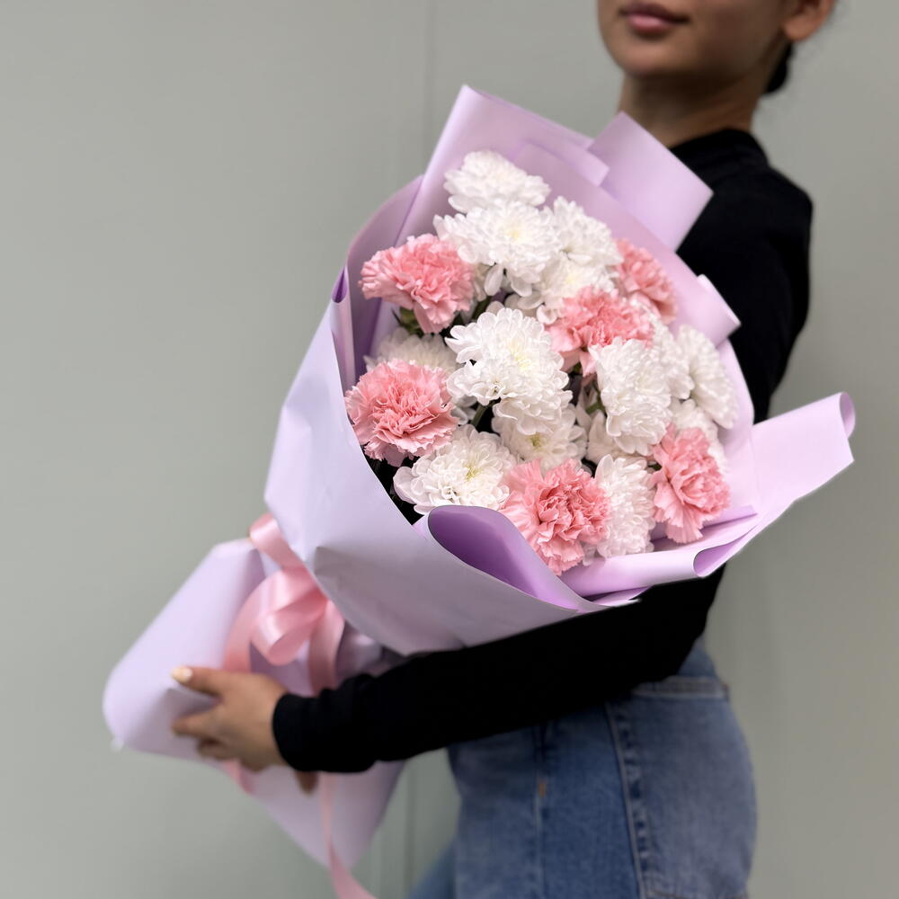 🌸 «Нежный дуэт: кустовые хризантемы и розовые диантусы» 🌸