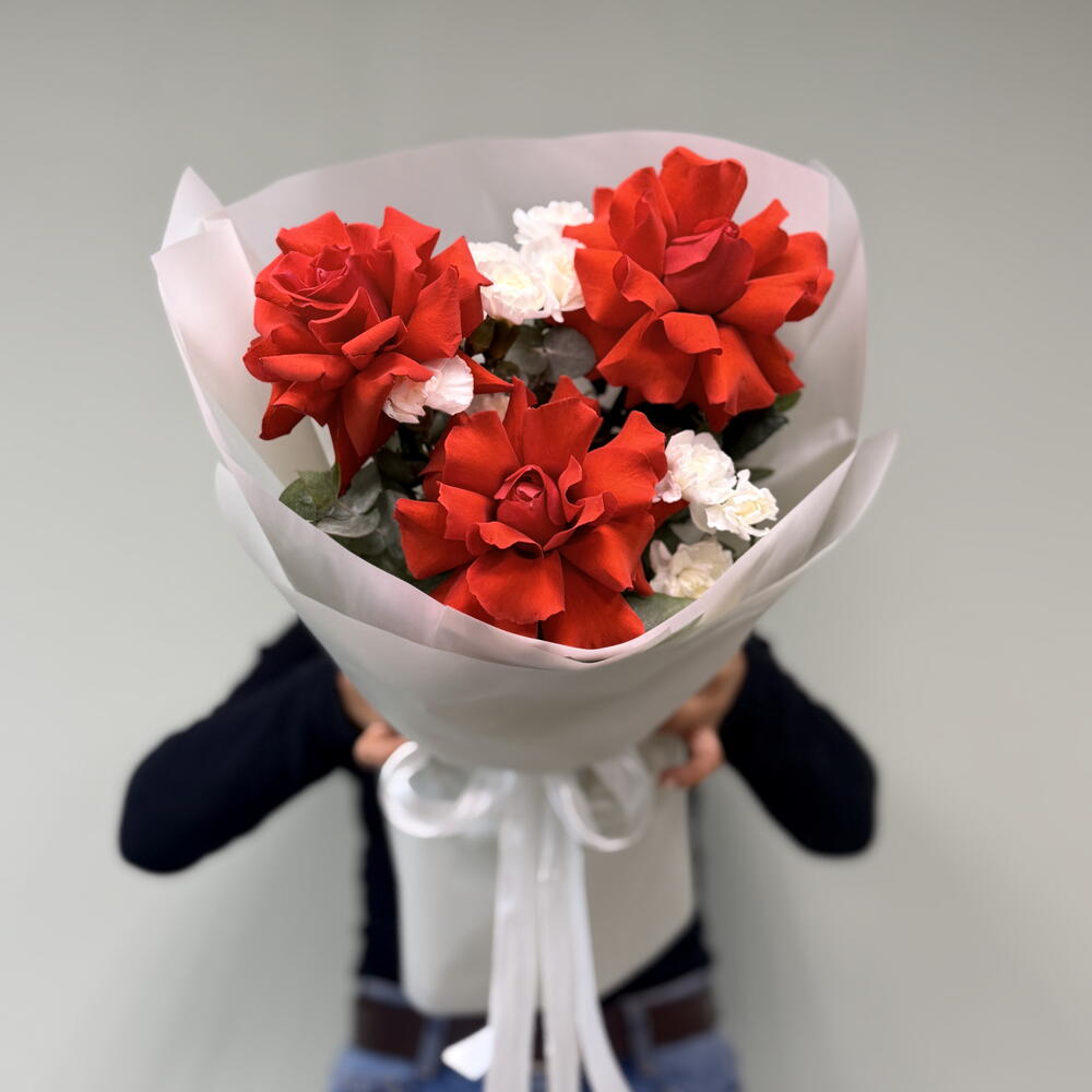 «Нежная гармония: роза „Нина плюс кустовой диантус» 🌹️