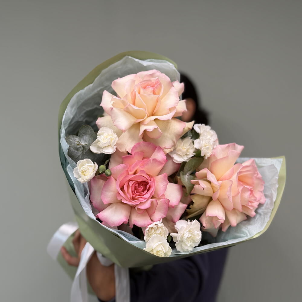 Авторский букет из французских роз и диантусов💐