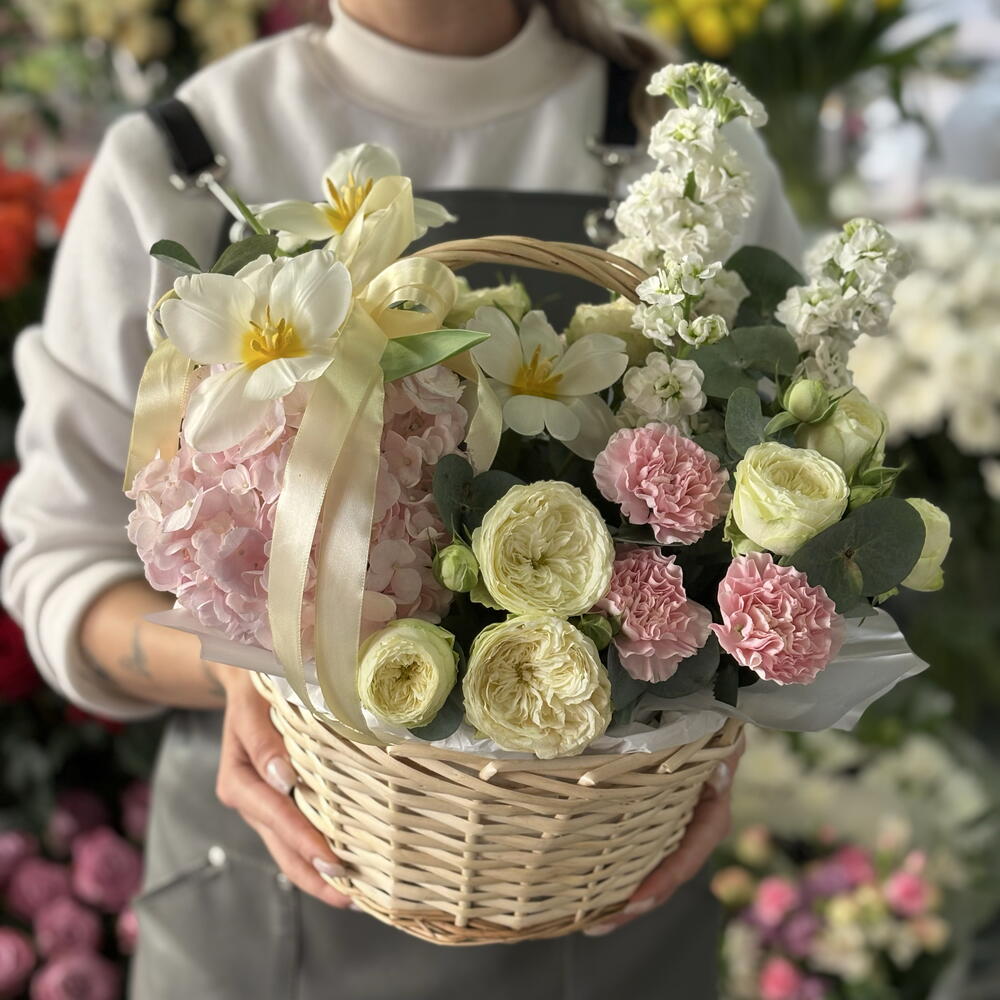 Нежное утро — цветочная корзина в пастельных оттенках