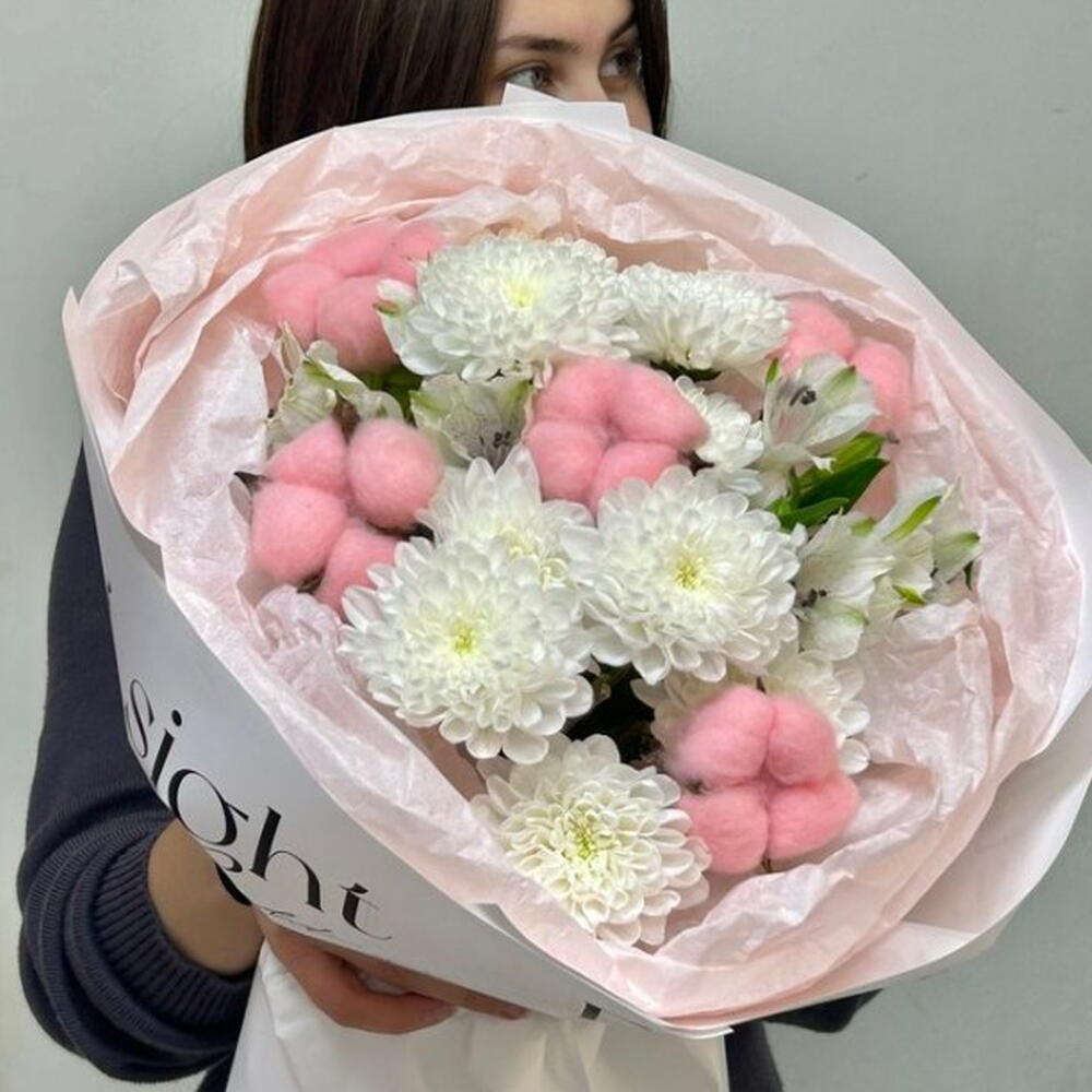 Букет "С любовью" из кустовых пушистых хризантем, хлопка и стойких альстромерий