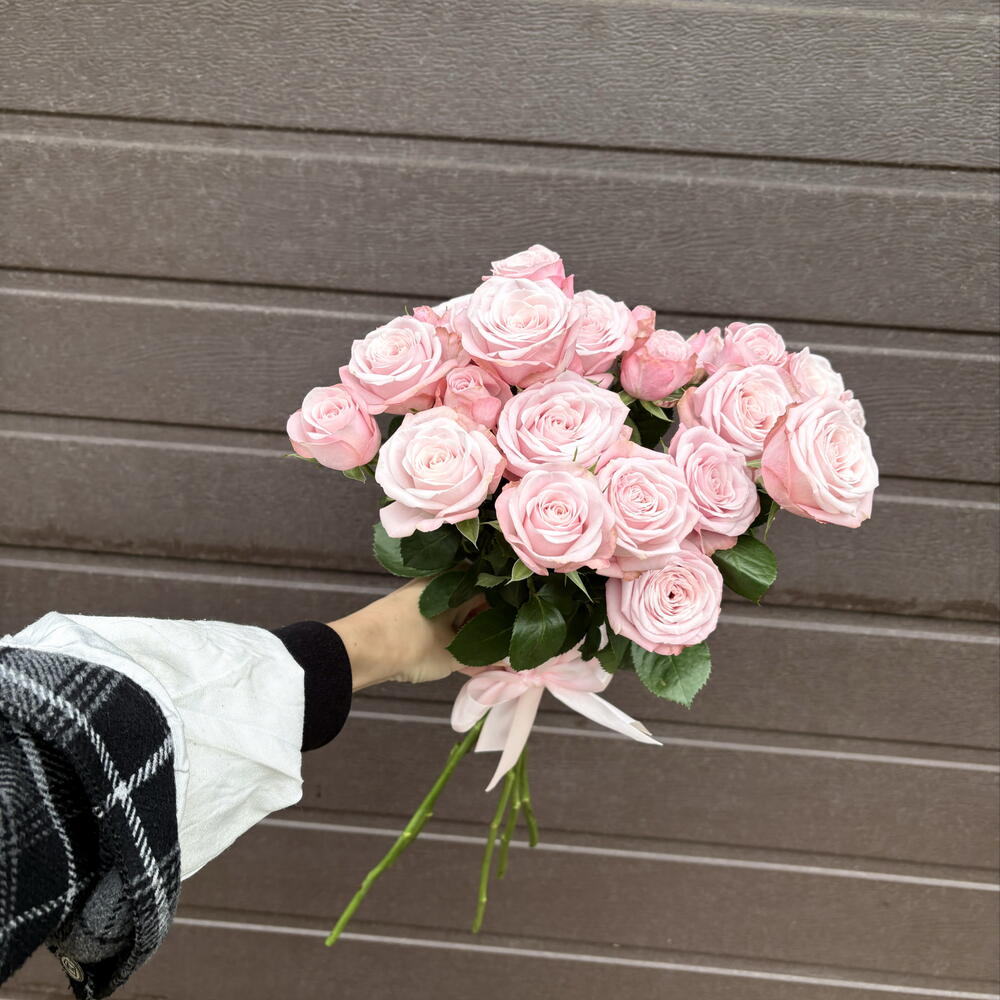 🌸 Облако нежности в ваших руках: монобукет из 5 кустовых роз