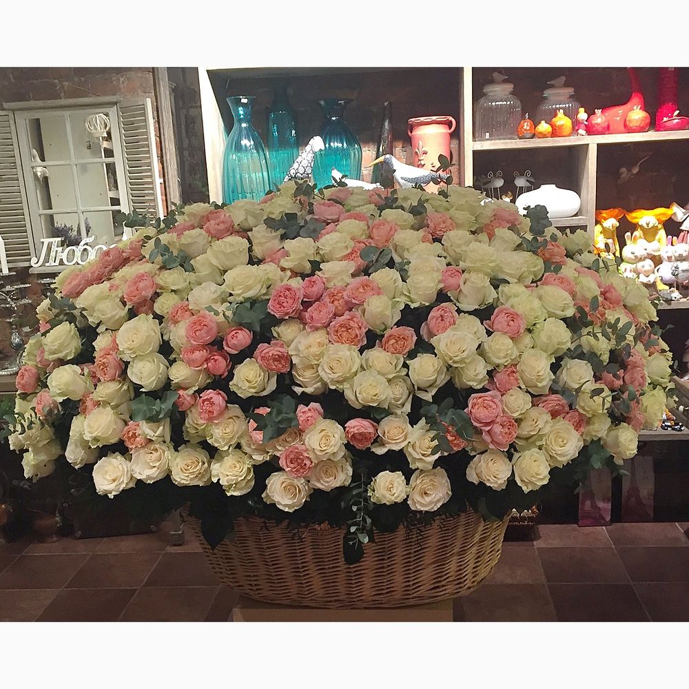 Flowwow доставка спб. Много букетов цветов. Огромная корзина роз. Гигантские корзины цветов. Корзина с кустовыми розами.