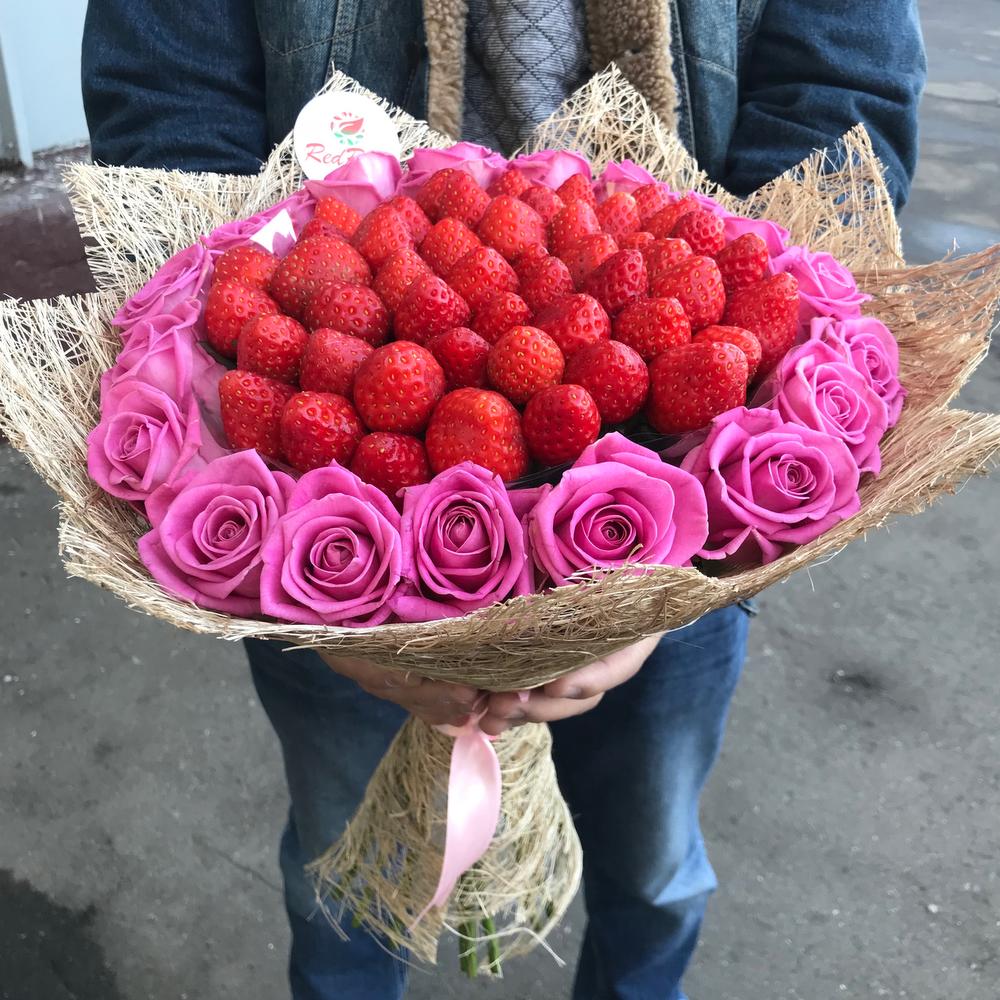 Букет роз и клубники большой