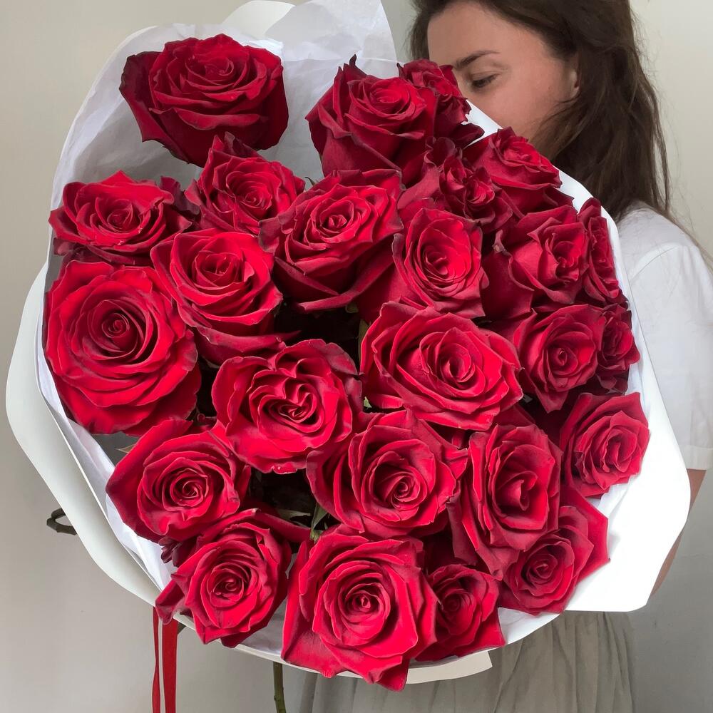 25 роз бордовых