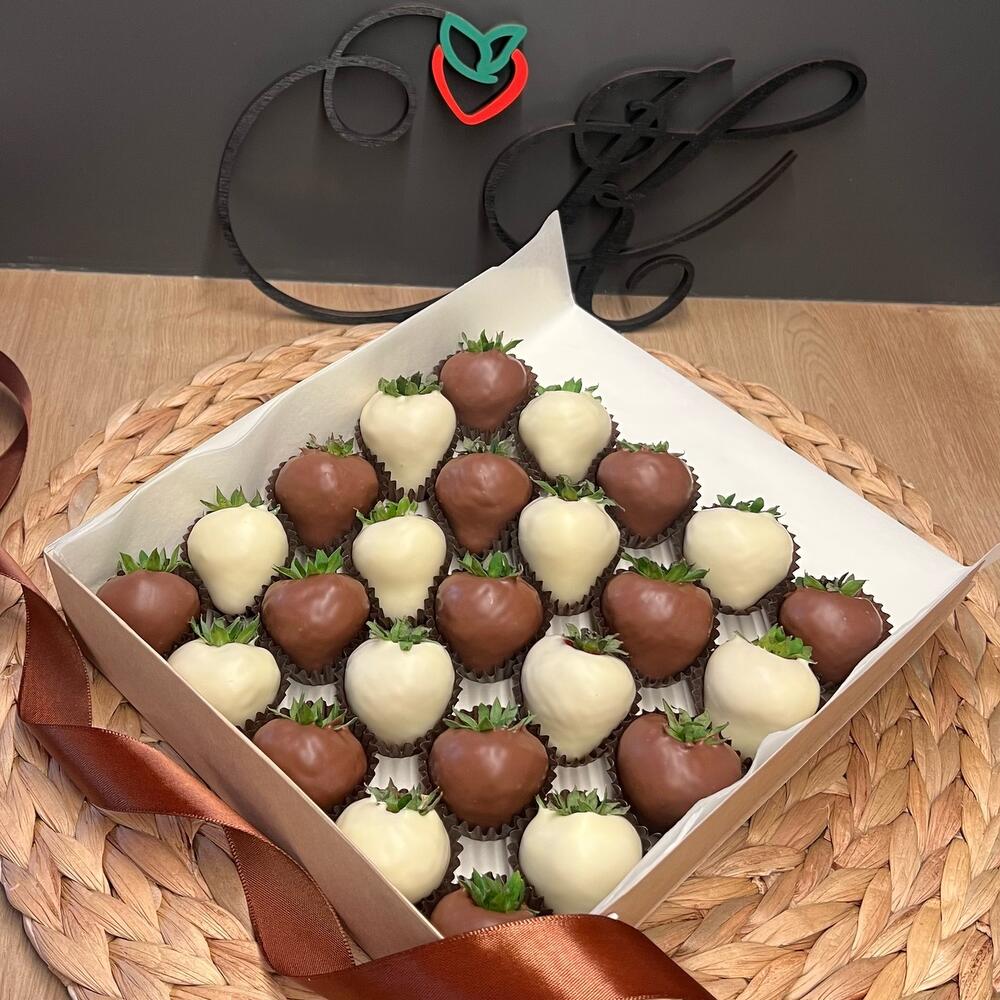 Клубника в молочном и белом шоколаде 25 шт