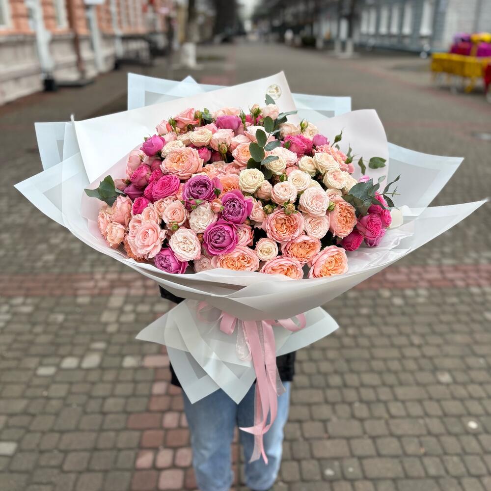 Огромный букет  из 45 веток кустовых пионовидных роз и эвкалипта️