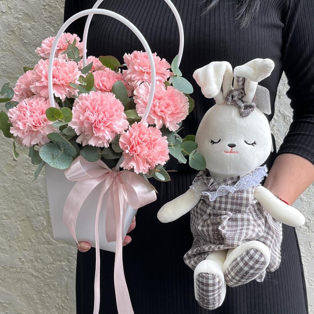 Handbag with pink dianthuses and a bunny