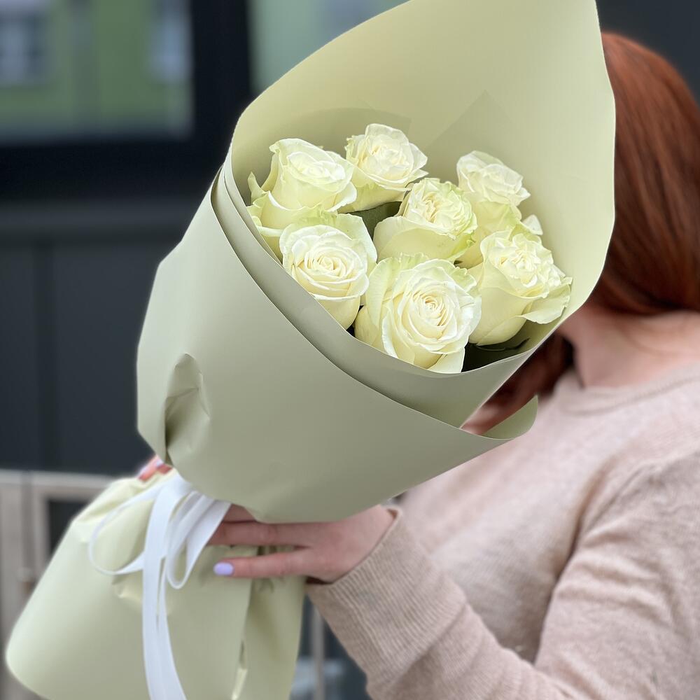 Lime bouquet of 7 white roses