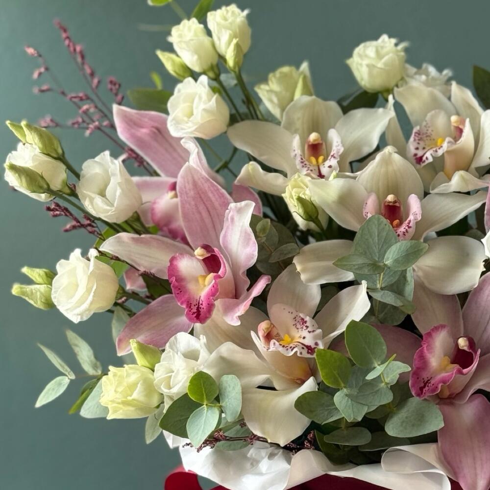 Bouquet of orchids in a hatbox "The Triumph of love"