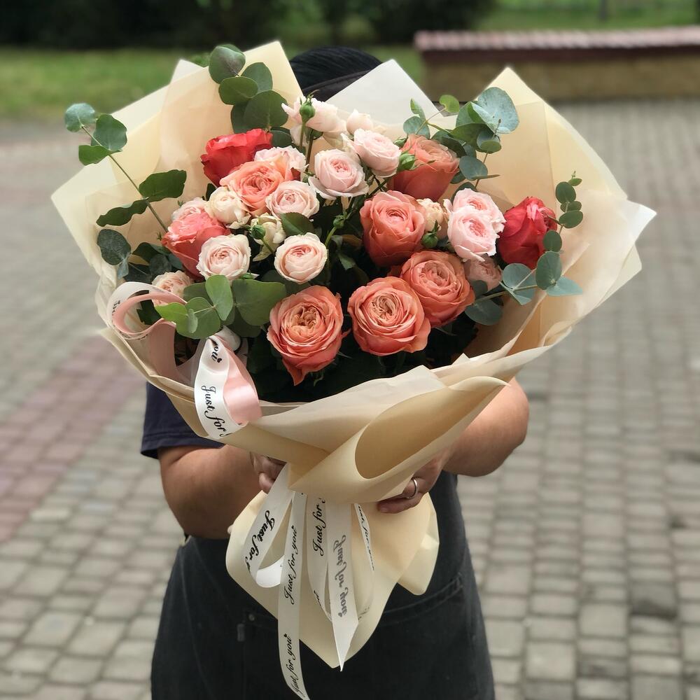 Букет «Персиковые оттенки» из пионовидных роз Кахала, кустовых роз и ароматного эвкалипта