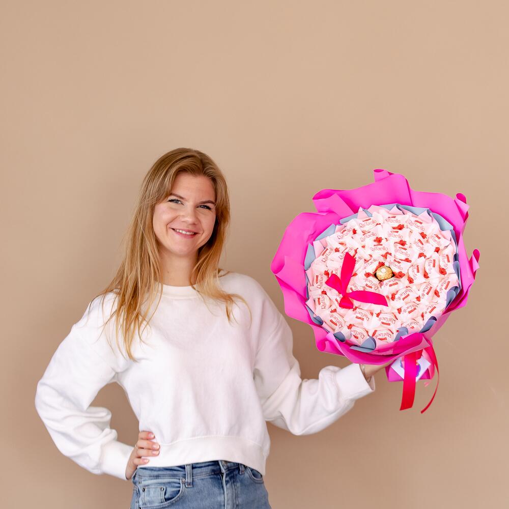 Букет из конфет Raffaello. Размер М. D=32 cm
