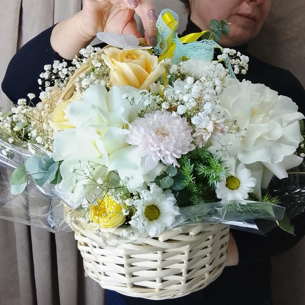 Корзина с цветами с розами, хризантемами, диантусами, гипсофилой, фисташкой и эвкалиптом
