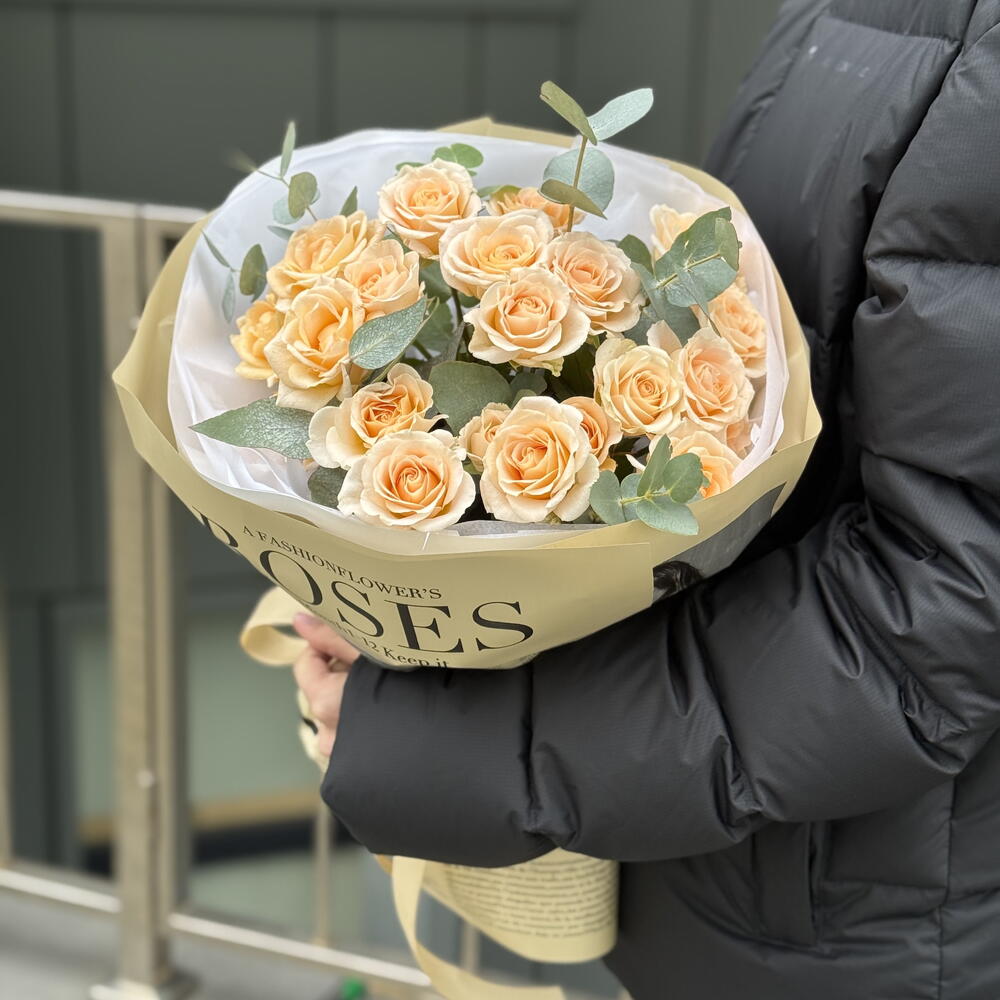 Букет Солнечный подарок из кустовых роз и эвкалипта