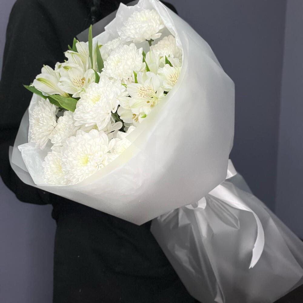 Стойкий белоснежный букет из ажурных хризантем с альстромерией