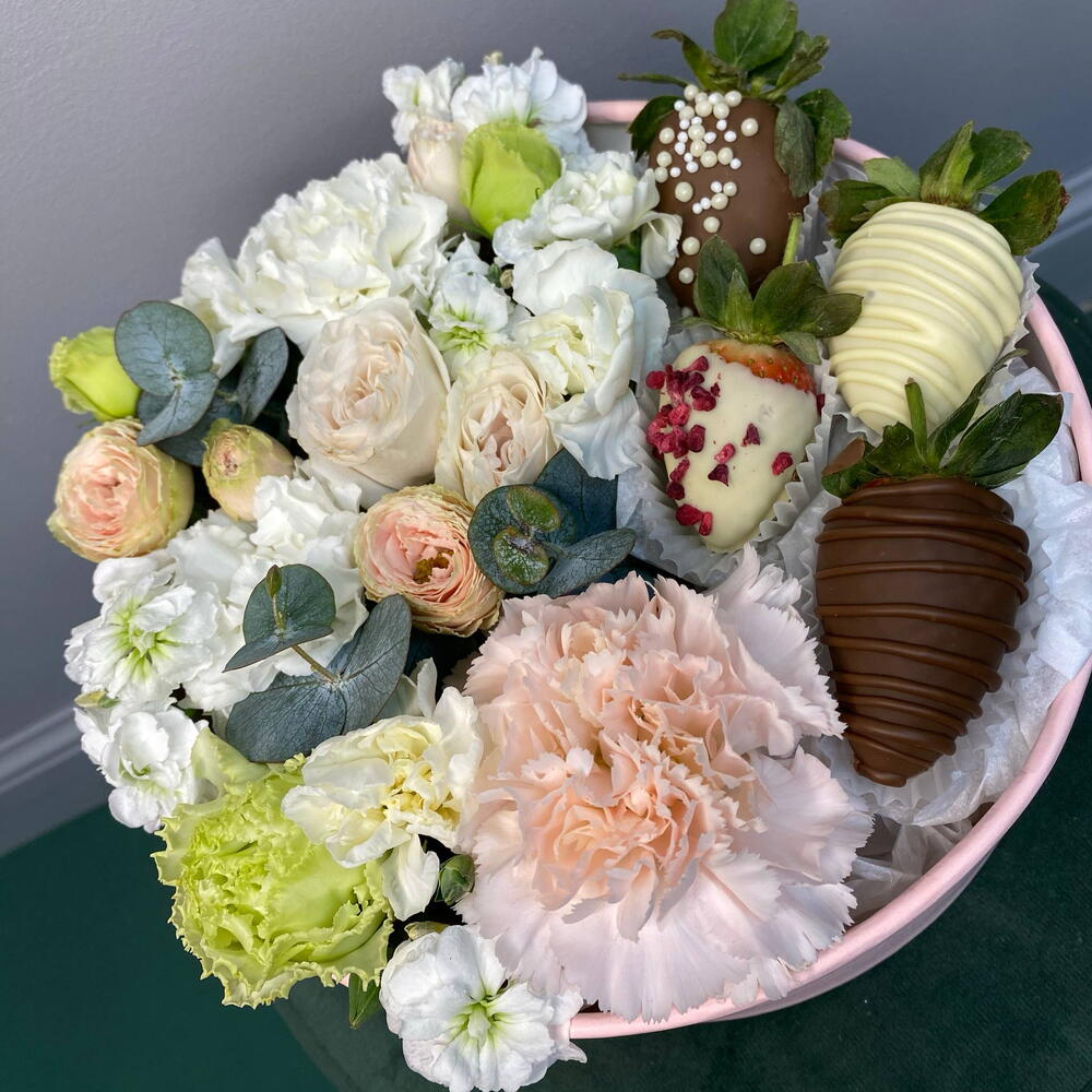 Коробочка с цветами и клубникой