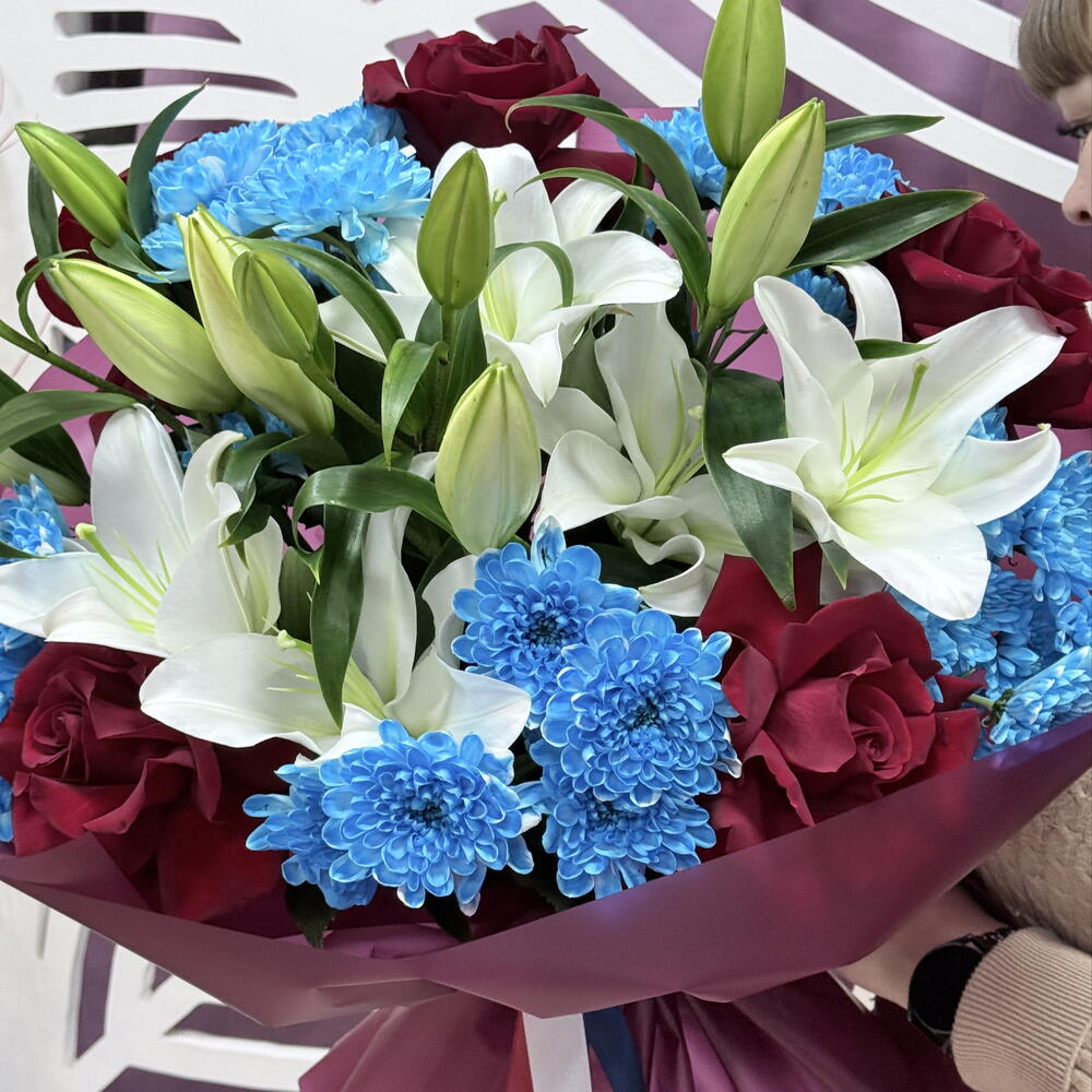 Букет с французскими розами,лилиями и кустовой хризантемой 🤍💙️