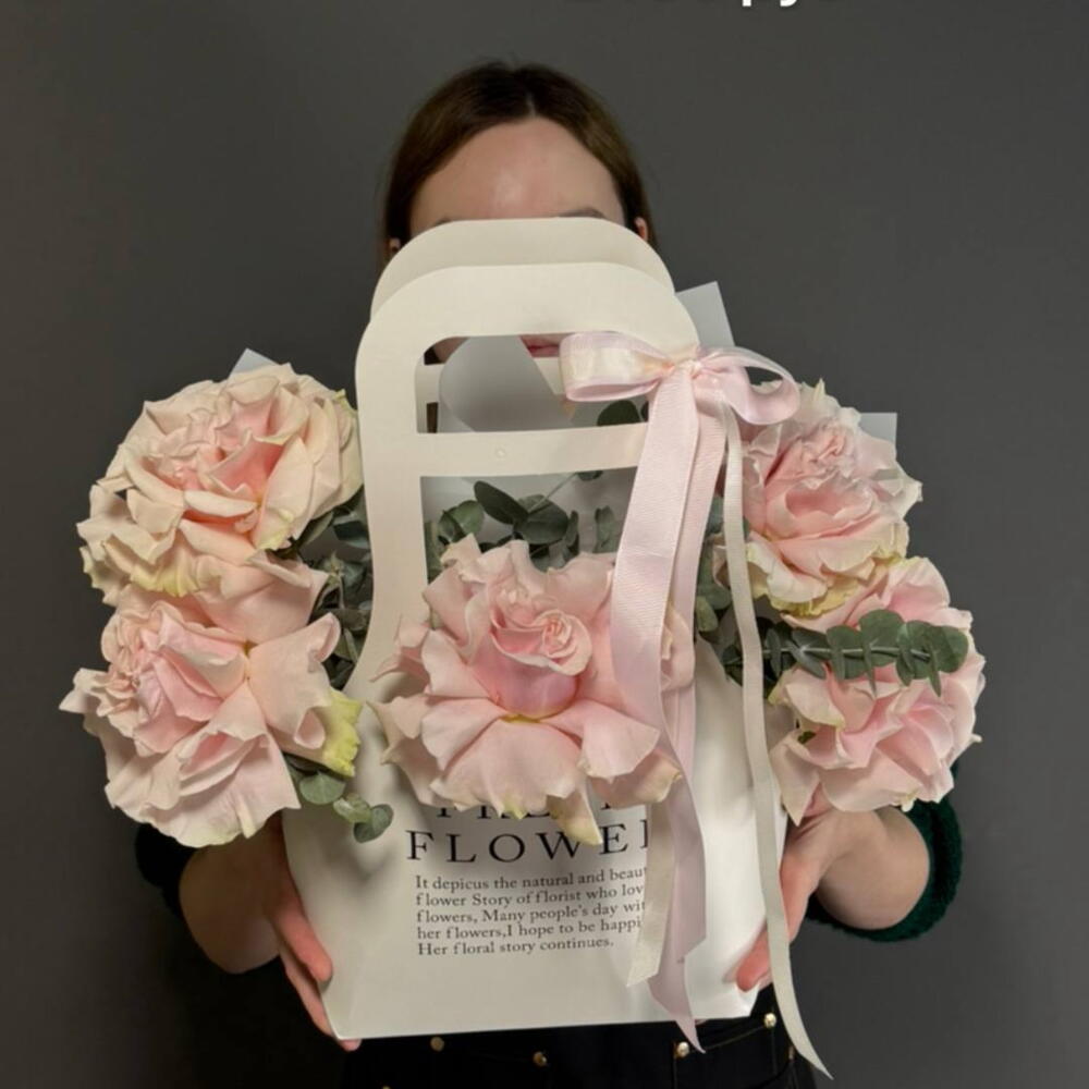Arrangement "Mondial" with French roses