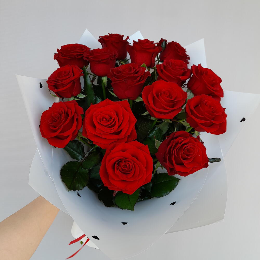 15 красных роз букет