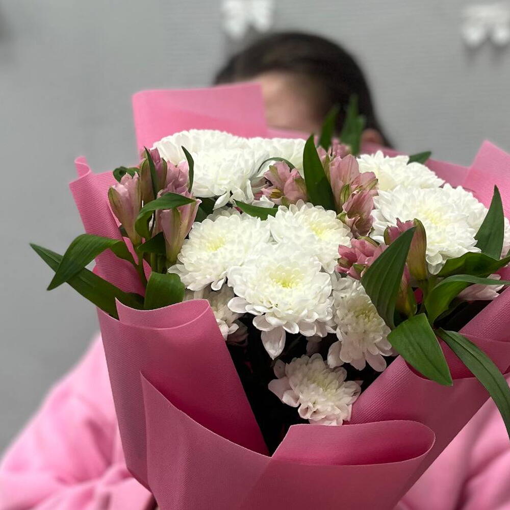 Стойкий букет с альстромерией и хризантемой
