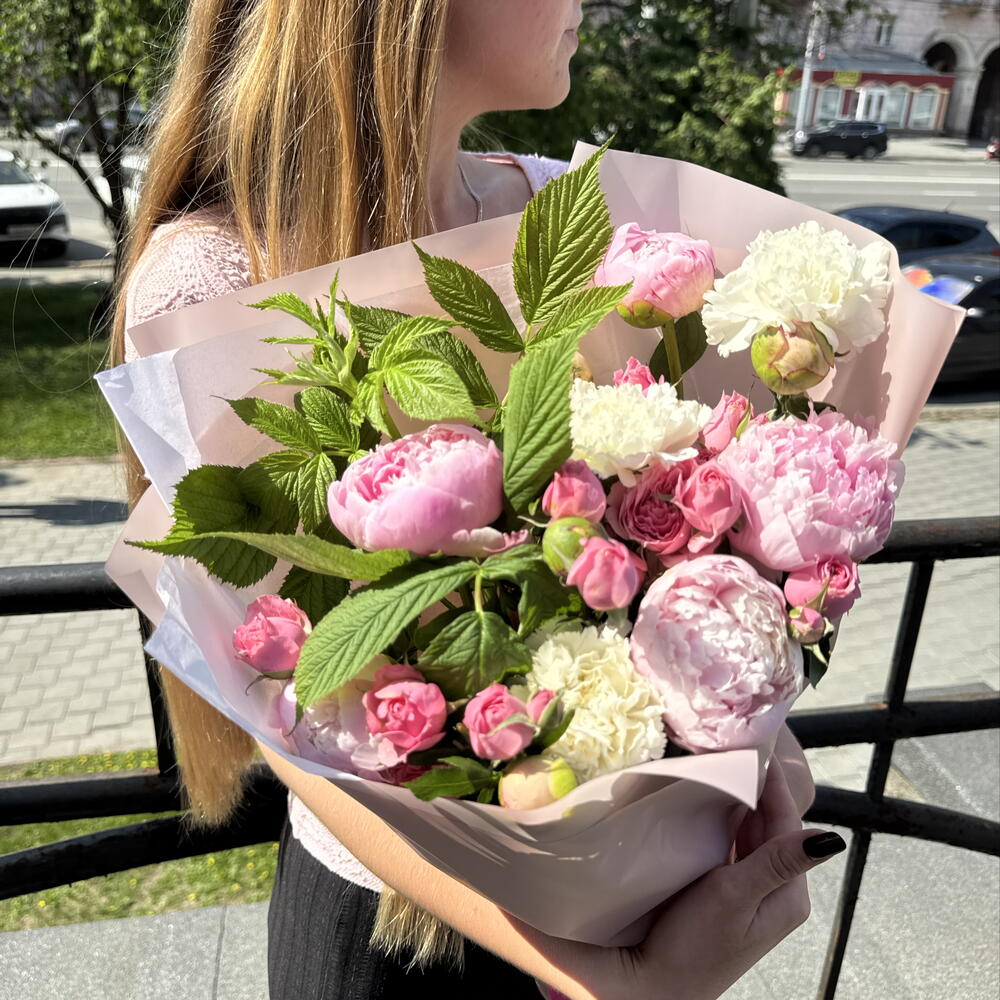 Букет из кустовых пионов, ромашек и лимониума