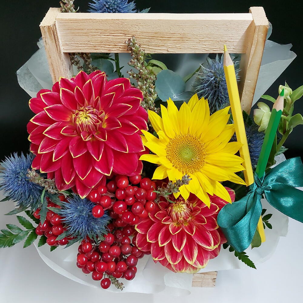 Композиция эко в ящике с сезонными цветами