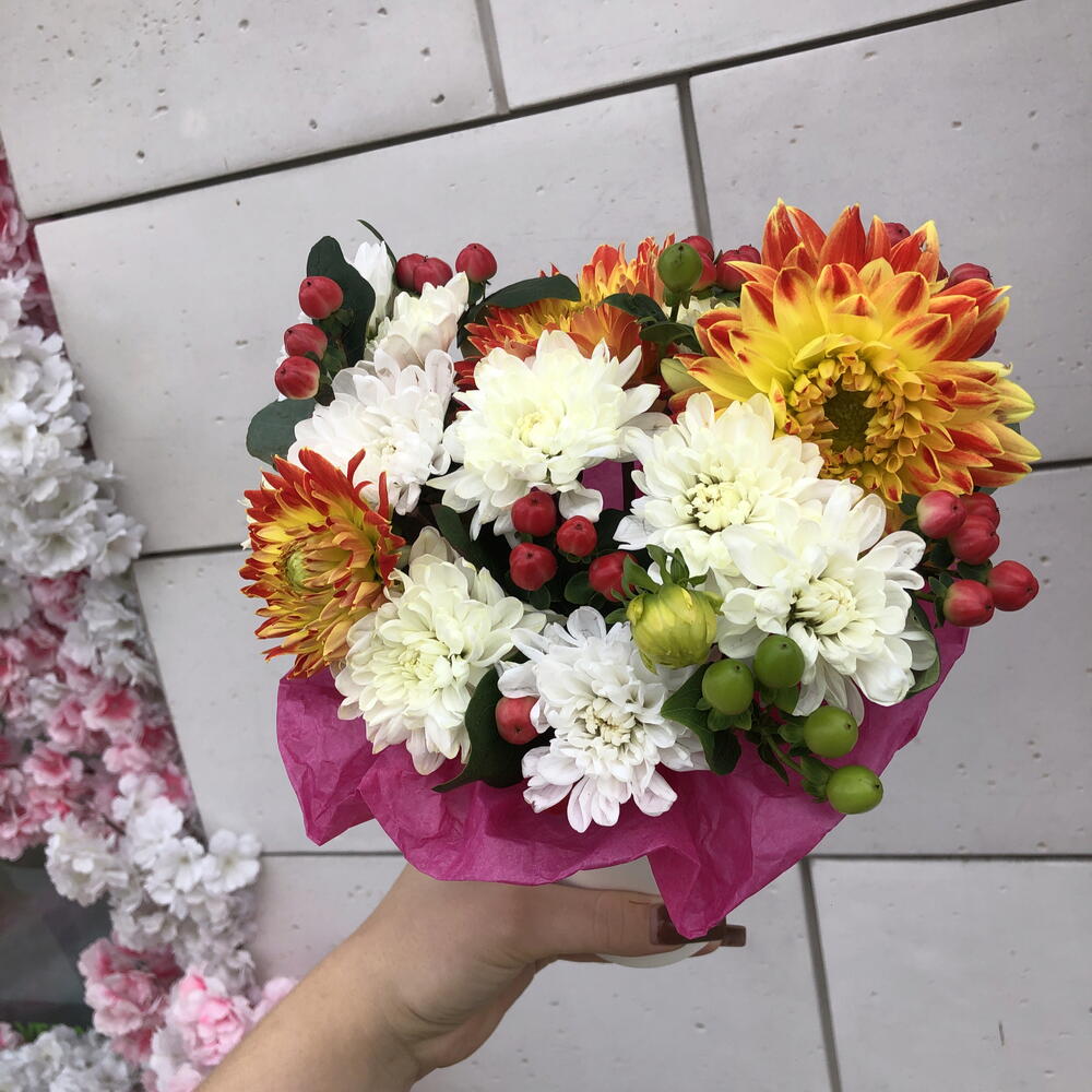 Композиция с Гиперикумом и георгинами