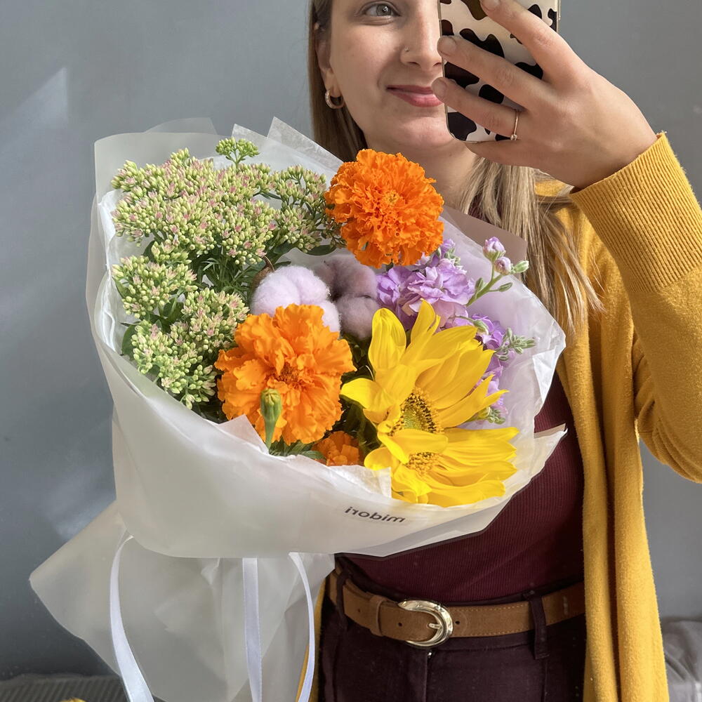 Букет с подсолнухом, бархатцами и маттиолой 🌻