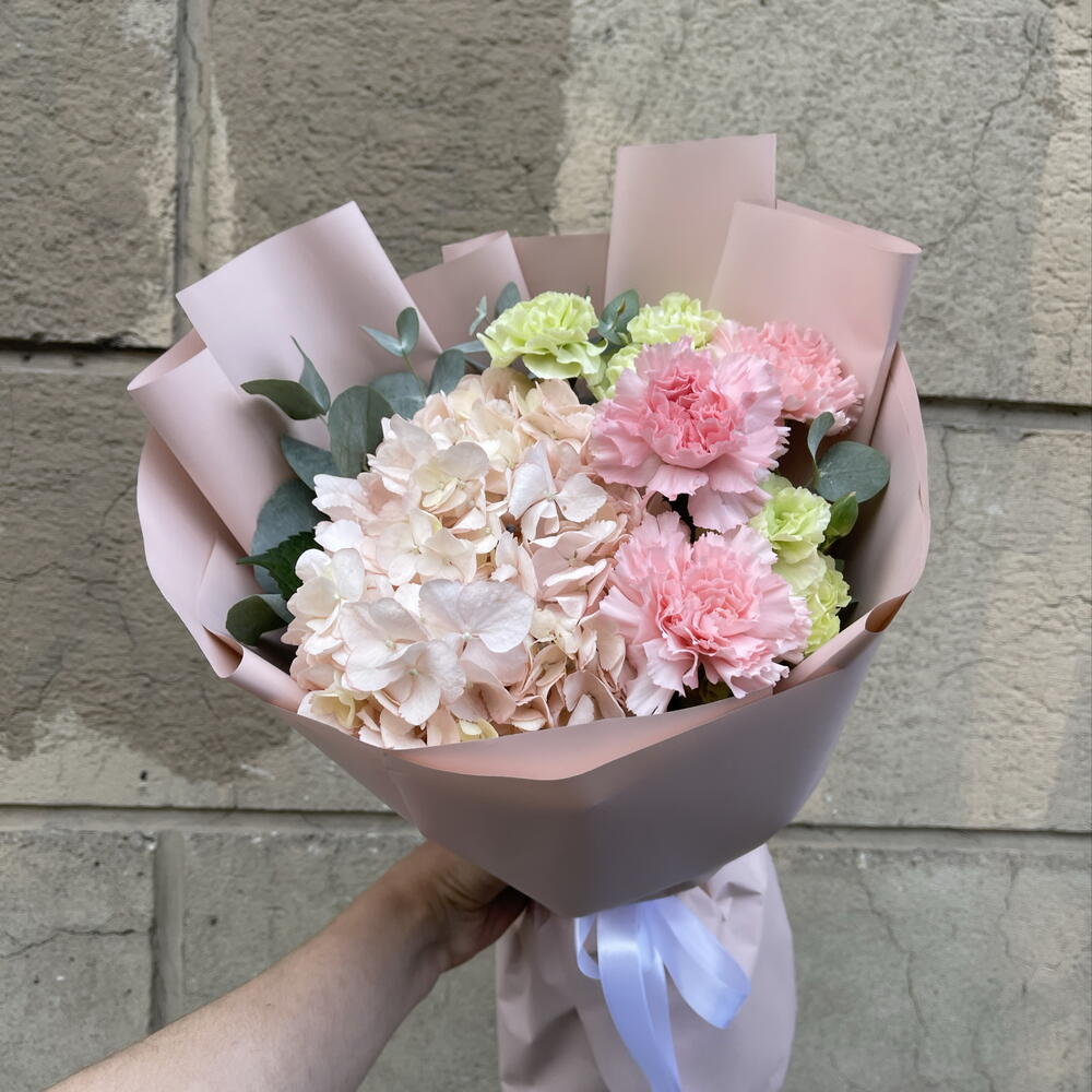 Букетик «В оттенках заботы» 💕с гортензией и диантусами