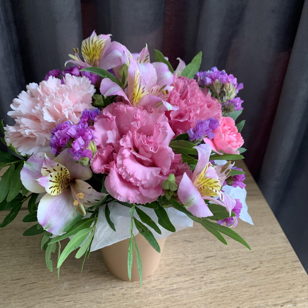 Стаканчик с сезонной эустомой🌸