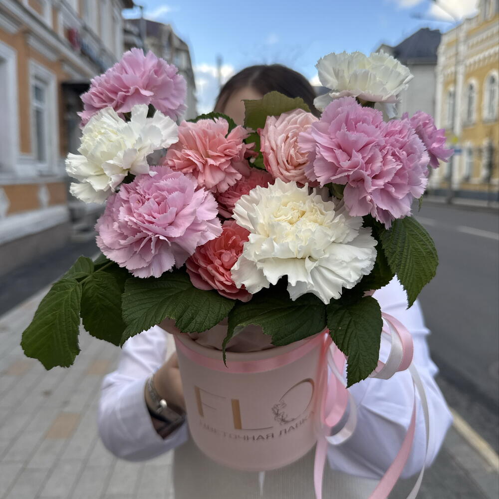 Стойкая композиция с ажурными диантусами, сочной малиной, стойкой кустовой розой