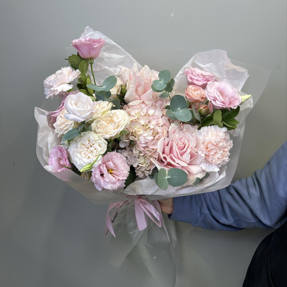 Авторский букет с эустомой, розами и эвкалиптом 🌸