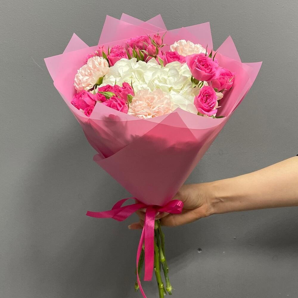 Яркий букет комплимент с гортензией, кустовыми розами и диантусами 🌺