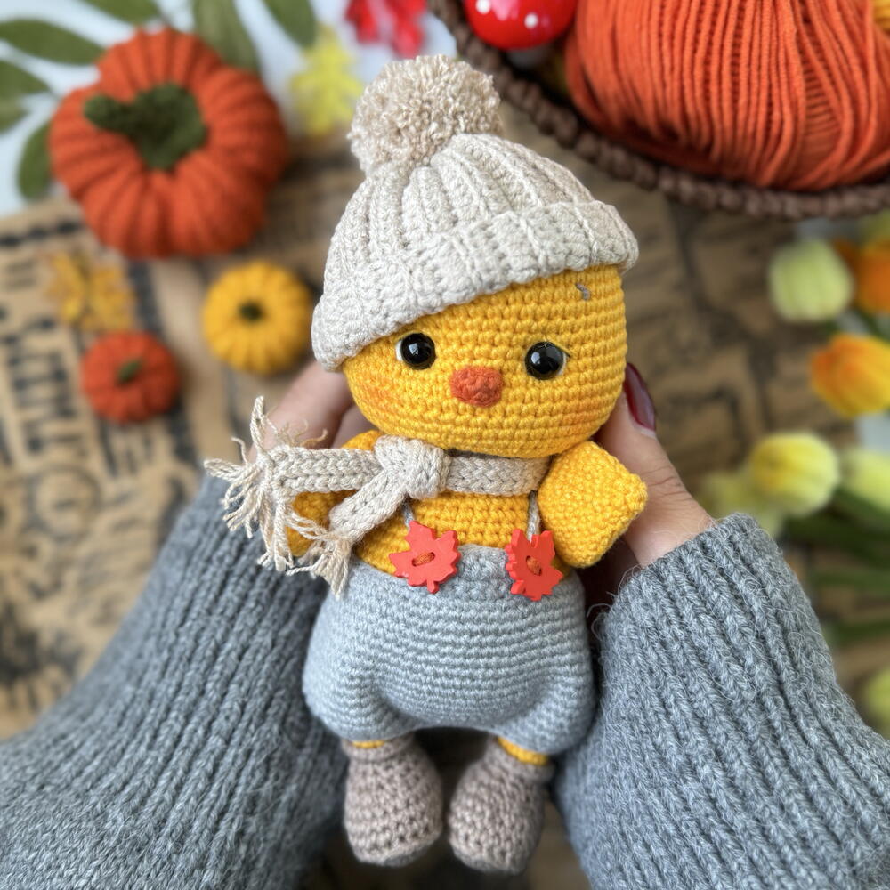 Вязанная игрушка цыпленок