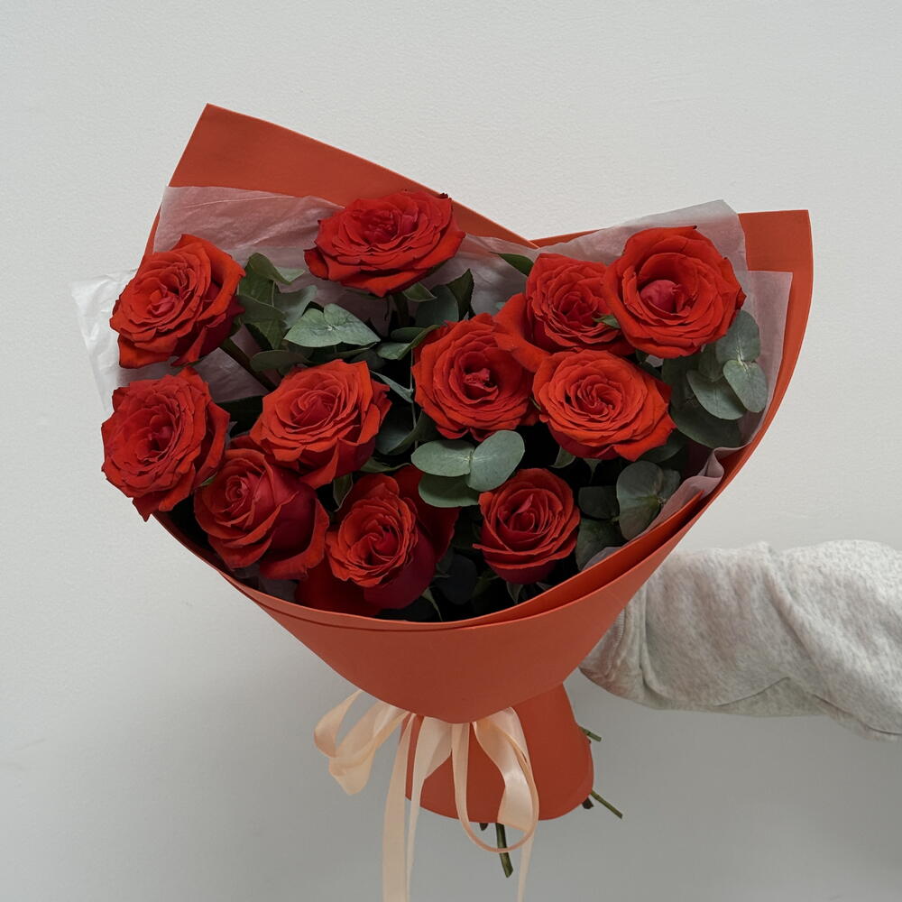 Яркий букет «Последний вечер лета🌹» с 11 розами и эвкалиптом💐