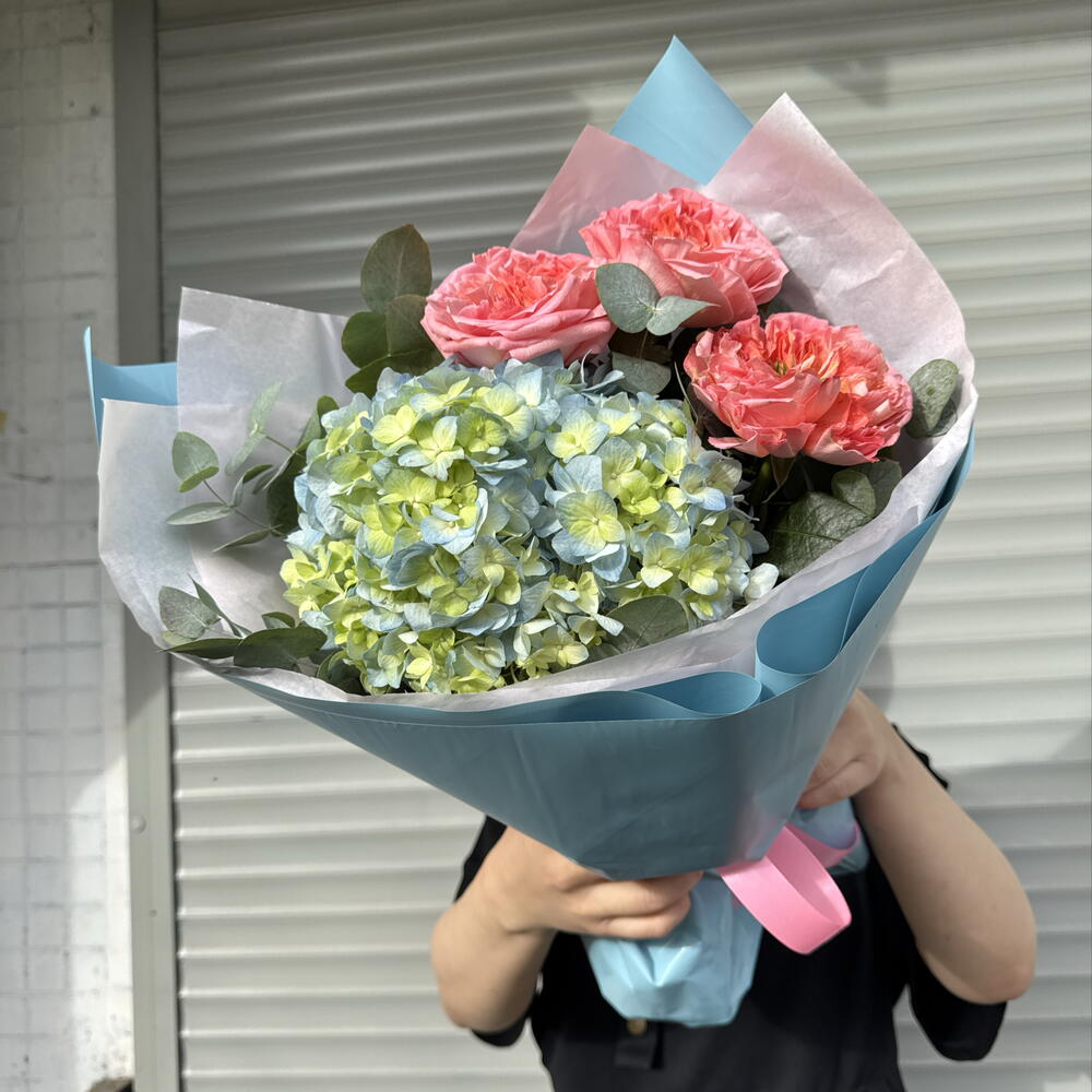 Букет «Мальвина» 🦋в составе гортензия, розы MANDARIN, эвкалипт