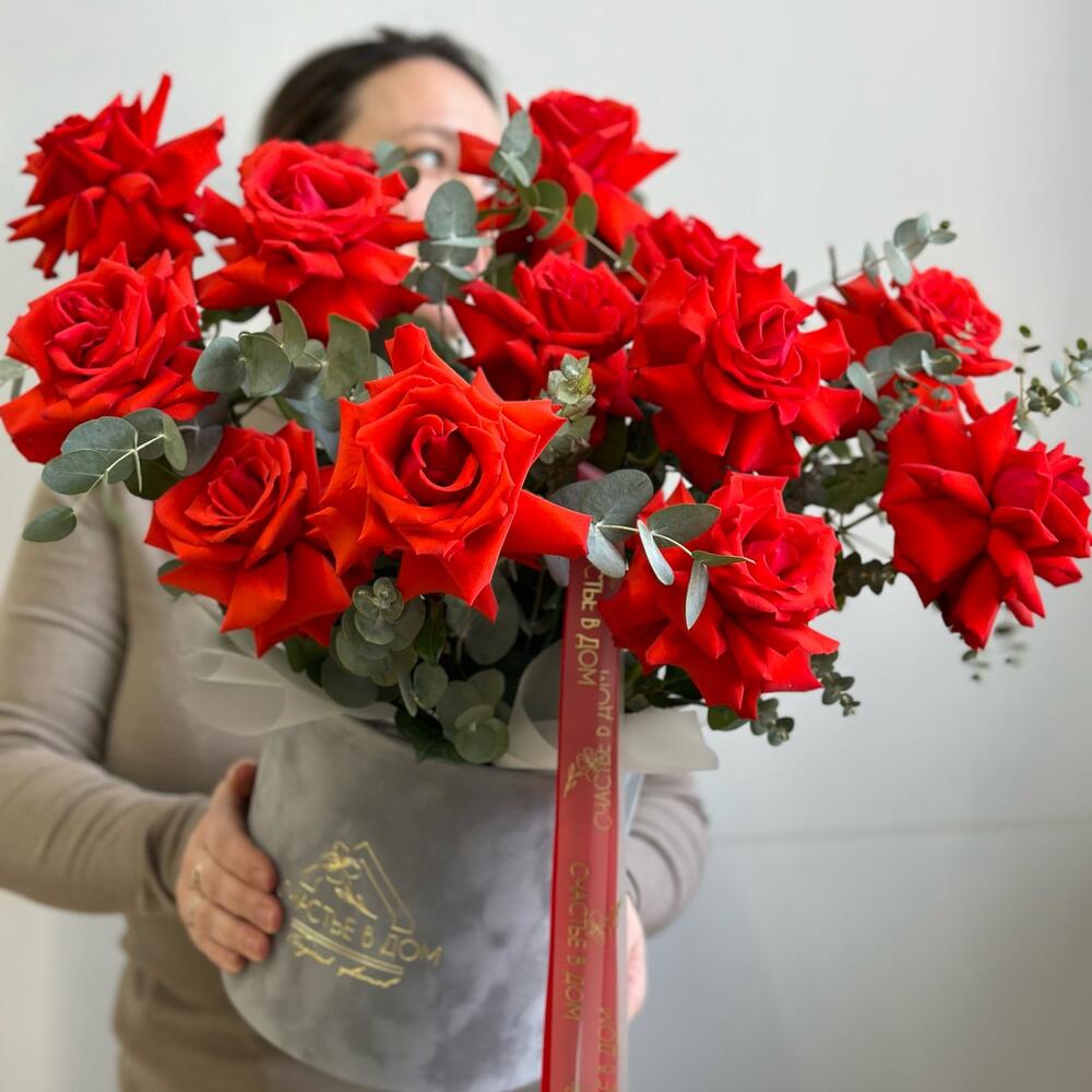 Цветы в коробке «Алая весна»