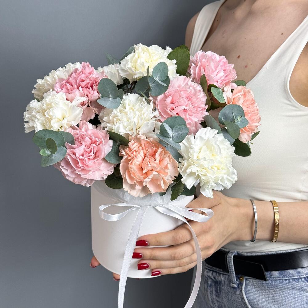 Букет из диантусов и эвкалипта в шляпной коробке. Букет 145 Florish